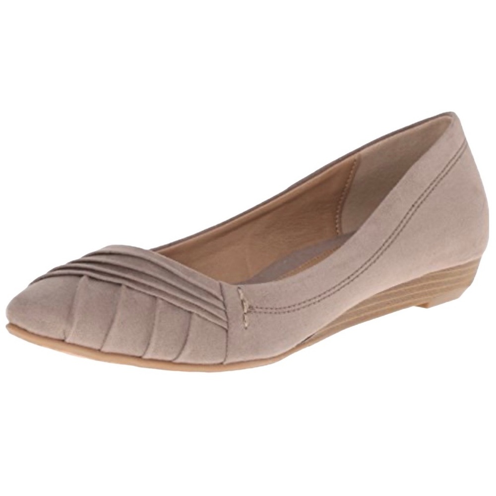 CL Laundry Beige sueded Flats SZ 8 - Picture 1 of 3